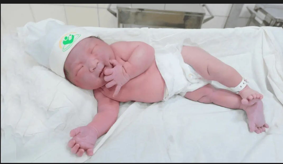 Em bé 3 vòng rau quấn cổ vẫn chào đời an toàn trong ca đỡ sinh lúc 3 giờ sáng - ảnh 1