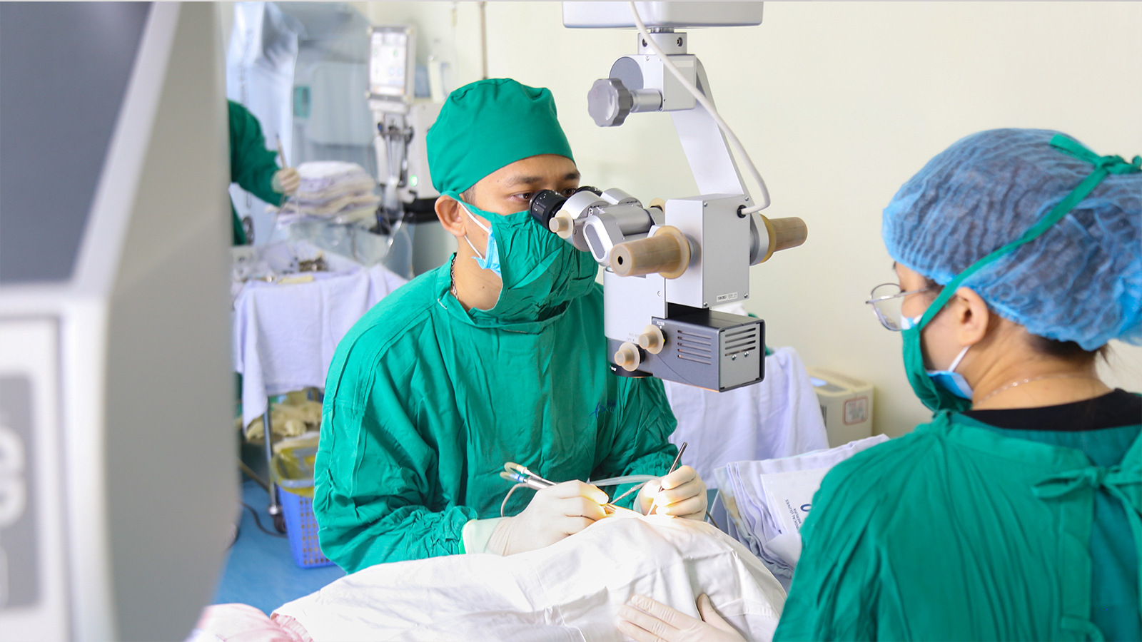 BÀ H HỐI TIẾC VÌ NHÌN MỜ NHƯNG VẪN CHẦN CHỪ CHƯA MỔ - ảnh 1