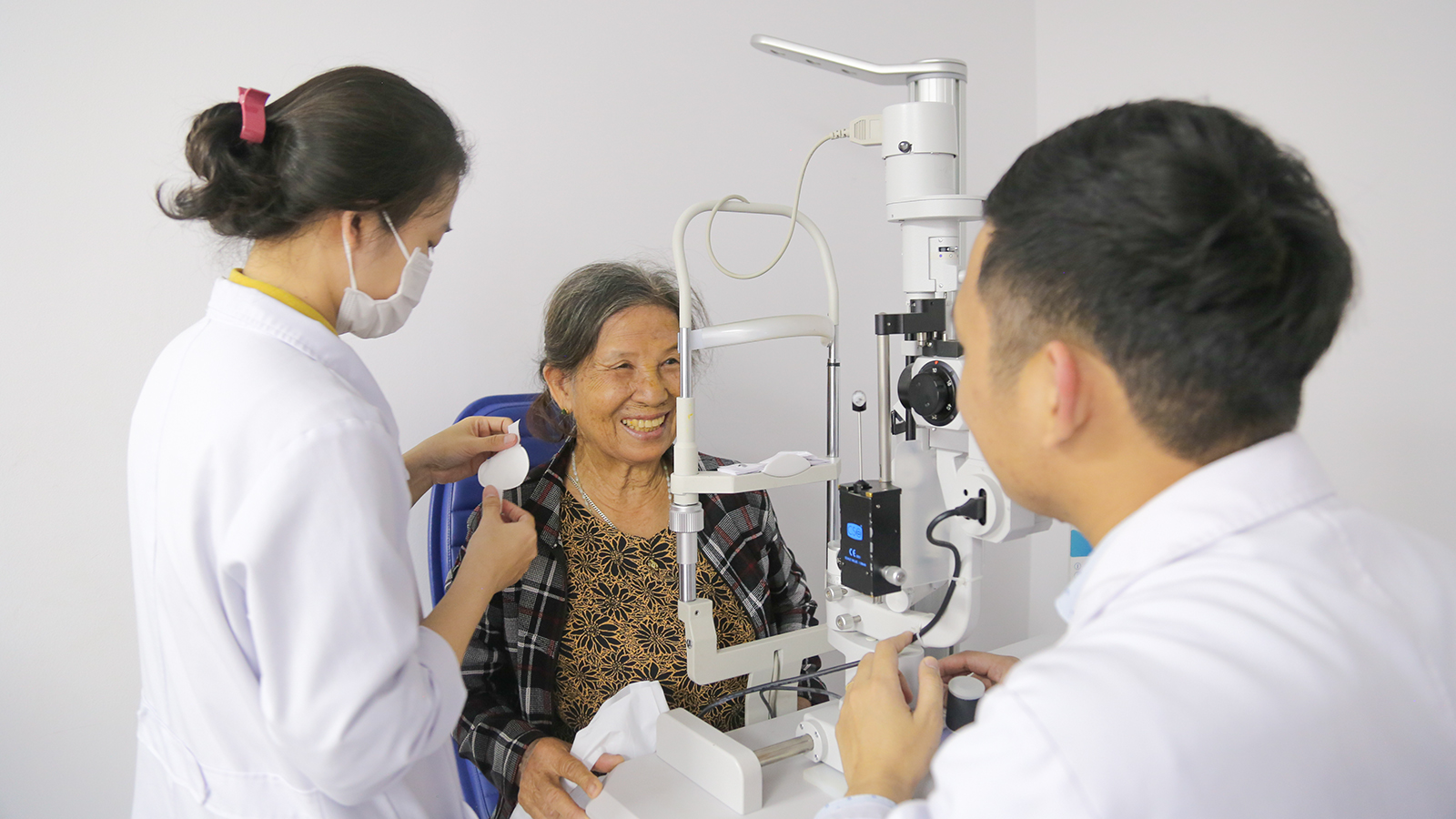 BÀ H HỐI TIẾC VÌ NHÌN MỜ NHƯNG VẪN CHẦN CHỪ CHƯA MỔ - ảnh 2