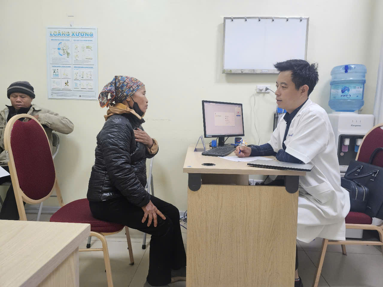 ThS.BS. Đinh Trọng Tuyên - Chuyên Gia hàng đầu trong Điều Trị Bảo Tồn Thoát Vị Đĩa Đệm - ảnh 2