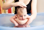 Hướng dẫn bố mẹ cách tắm cho trẻ khi sốt cao tại nhà