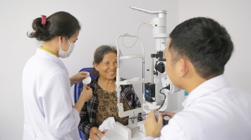 BÀ H HỐI TIẾC VÌ NHÌN MỜ NHƯNG VẪN CHẦN CHỪ CHƯA MỔ