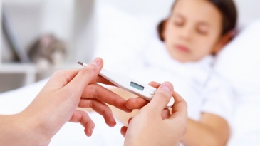 Trẻ bị sốt sau khi tiêm phòng vắc-xin 5 trong 1: Khi nào là bất thường?