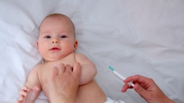 Trẻ bị sốt có tiêm phòng được không?
