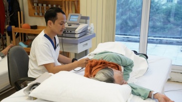 Gãy cổ xương đùi ở người cao tuổi - Điều trị và Cách phòng ngừa 