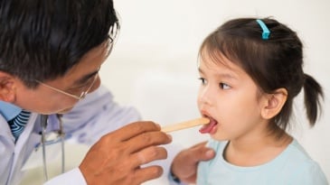 Viêm họng mủ ở trẻ là bệnh gì? Dấu hiệu, biến chứng nguy hiểm và chăm sóc