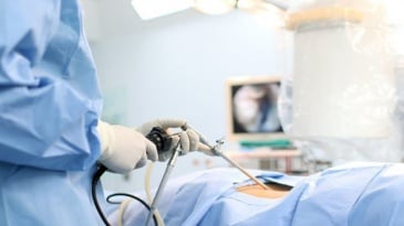 Phẫu thuật cắt thực quản nội soi qua khe hoành điều trị ung thư thực quản