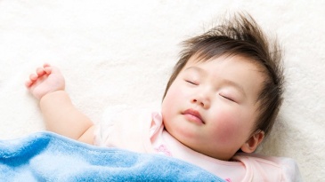 Trẻ ngủ không sâu giấc, quấy khóc phải làm sao?
