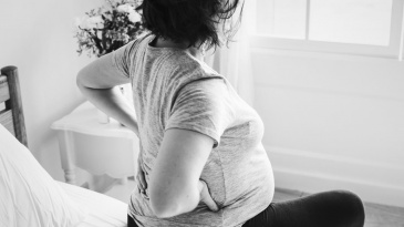 Chứng đau lưng ở phụ nữ: hiểu đúng để điều trị đúng