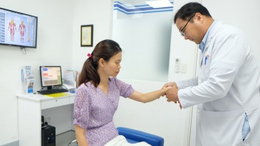 Phụ nữ và những cơn đau khớp vô hình: tín hiệu sớm của viêm bao hoạt dịch