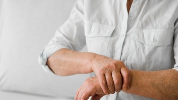 Trời lạnh làm khớp đau hơn? Người bị thoái hóa khớp nên làm gì