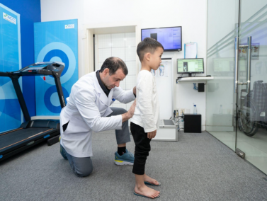 Bàn chân bẹt & Vẹo cột sống ở trẻ: Mối liên hệ âm thầm mà nguy hiểm