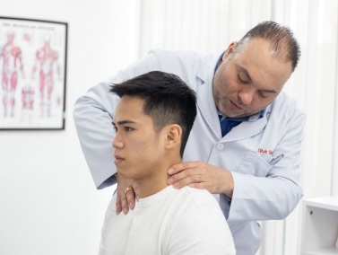 Chữa thoái hóa đốt sống cổ không phẫu thuật - Phương pháp điều trị đúng cách và hiệu quả