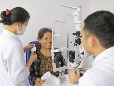 BÀ H HỐI TIẾC VÌ NHÌN MỜ NHƯNG VẪN CHẦN CHỪ CHƯA MỔ