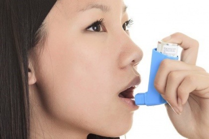 Hen suyễn có triệu chứng gì và lây truyền không?