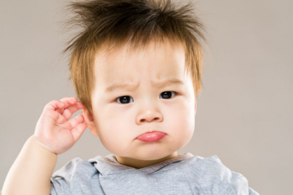 8 dấu hiệu nhận biết bệnh viêm tai giữa ở trẻ em