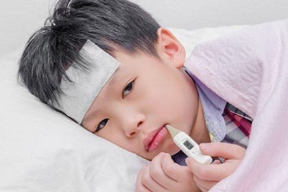 Trẻ bị viêm họng sốt mấy ngày thì nên đưa đi viện?