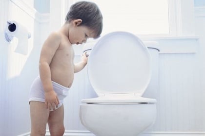 Trẻ bị đái dắt - Nguyên nhân và cách điều trị