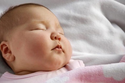 Làm gì khi trẻ bị mềm sụn thanh quản?