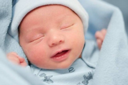 Cách chăm sóc và theo dõi trẻ sơ sinh trong tuần đầu tiên