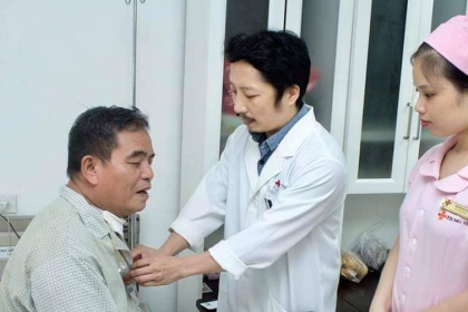Bác sĩ Mai Văn Sâm hướng dẫn chăm sóc vết thương sau mổ tuyến giáp