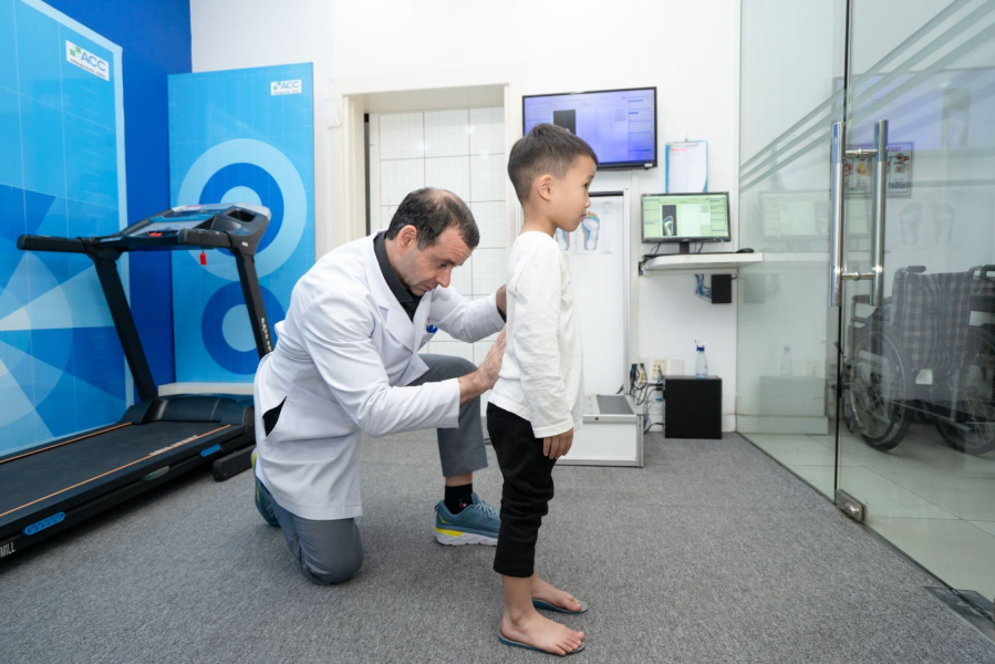 Bàn chân bẹt & Vẹo cột sống ở trẻ: Mối liên hệ âm thầm mà nguy hiểm - ảnh 3