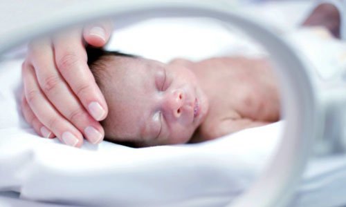 Đẻ non hoặc nhẹ cân, có các dấu hiệu của suy hô hấp sau đẻ, và phải thông khí hỗ trợ kéo dài là một trong các nguy cơ mất thính lực ở trẻ