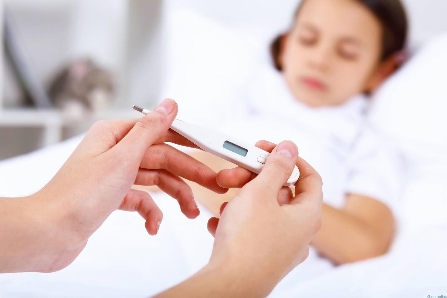 Sốt virus ở trẻ em và người lớn: Cảnh giác với thói quen tự truyền nước - ảnh 1