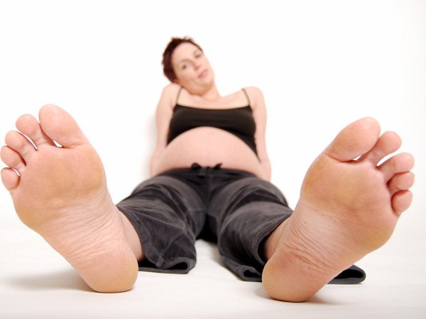 Các phương pháp điều trị cơn đau lưng cho bà mẹ sau sinh - ảnh 1