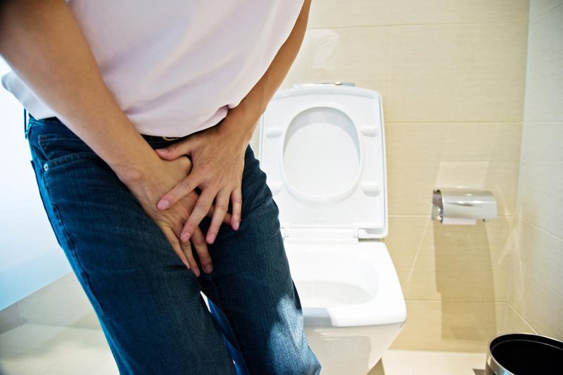 Khi có cảm giác buồn đi tiểu nhưng phải đứng một lúc trong nhà vệ sinh mới đi tiểu được