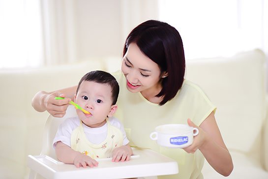 Đặc điểm tâm lý và các rối loạn do căn nguyên tâm lý ở trẻ nhỏ lứa tuổi bồng bế - ảnh 2