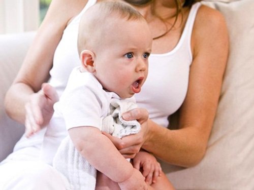 Hướng dẫn vỗ ợ hơi đúng cách cho trẻ - ảnh 2