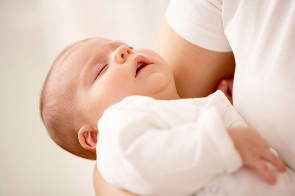 Làm gì khi trẻ bị mềm sụn thanh quản? - ảnh 1