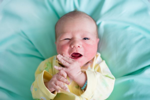 Cách chăm sóc và theo dõi trẻ sơ sinh trong tuần đầu tiên - ảnh 1