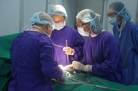 Mổ nội soi điều trị thủng ổ loét dạ dày - hành tá tràng - ảnh 2