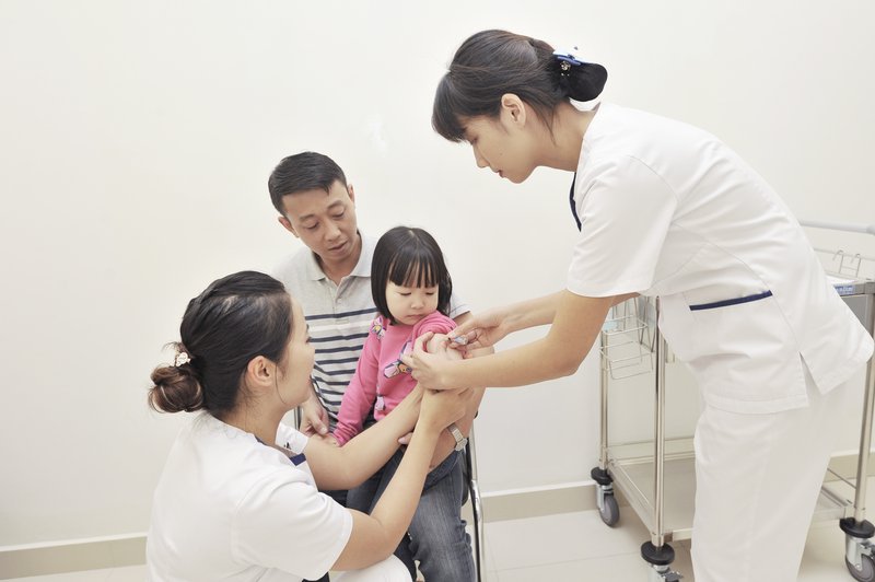 Tiêm vacxin phòng tránh bệnh đậu mùa