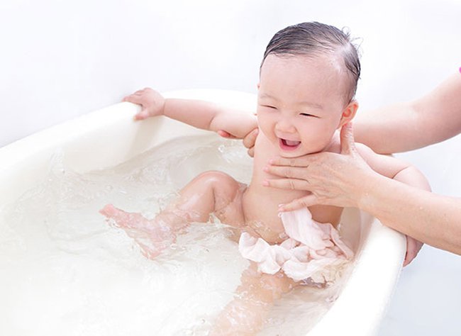 Nên tắm cho trẻ bị tay chân miệng bằng nước ấm