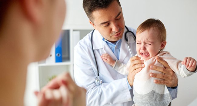 Nên đưa trẻ đến cơ sở y tế thăm khám khi có dấu hiệu mắc bệnh