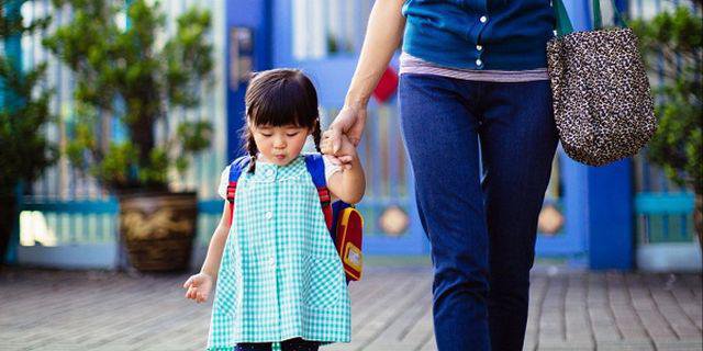 Bé gái bị viêm phụ khoa