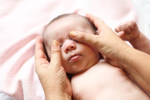 massage mắt trẻ