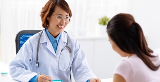 Bác sĩ khám bệnh dạ dày