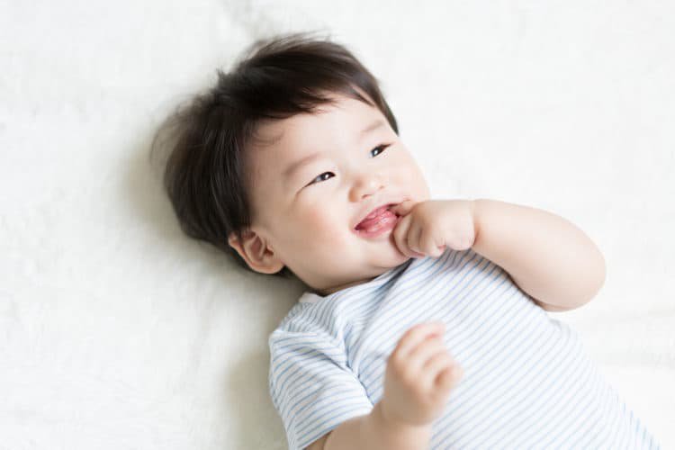 Trẻ mút ngậm tay