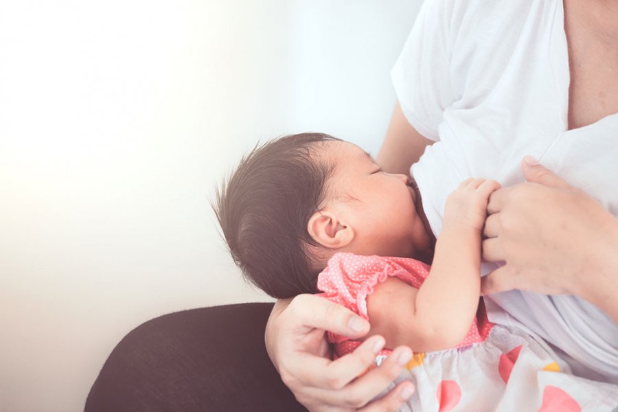 Mẹ cho con bú khi bị sốt xuất huyết sẽ không thể lây bệnh cho bé
