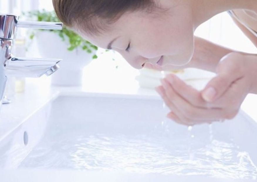 rửa mặt bằng nước ấm