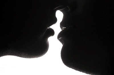 Viêm gan B có lây qua nước bọt khi hôn không