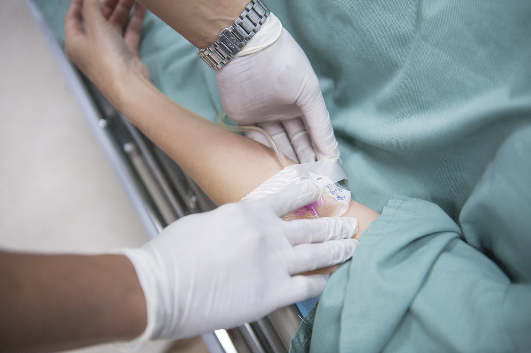 Tiêm thuốc cản quang khi chụp CT