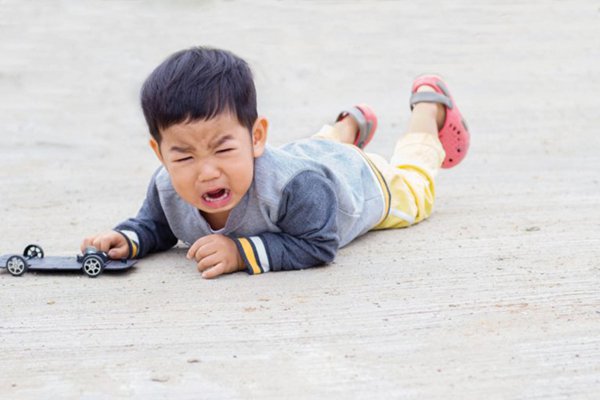 Bé bị ngã