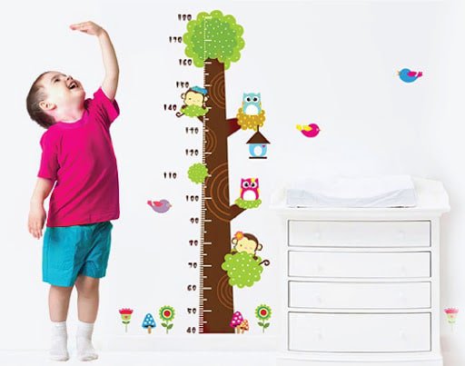 Cần theo dõi chiều cao và cân nặng của bé đều đặn