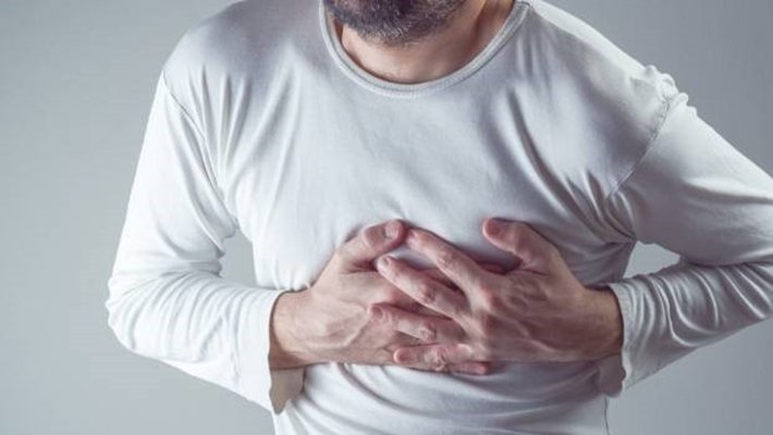 thường xuyên khó thở kèm nhói ở tim