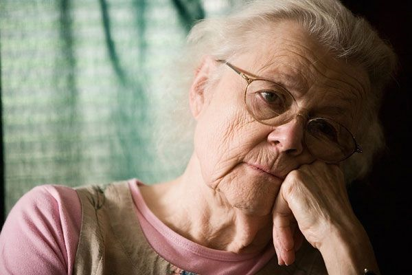 Hướng dẫn chăm sóc tại nhà cho người bị thoái hóa điểm vàng thể ướt - ảnh 1